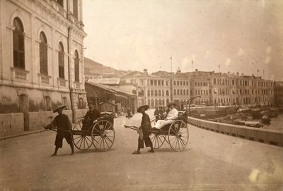 To mænd bæres af en rickshaw i Hong Kong. af Unknown photographer
