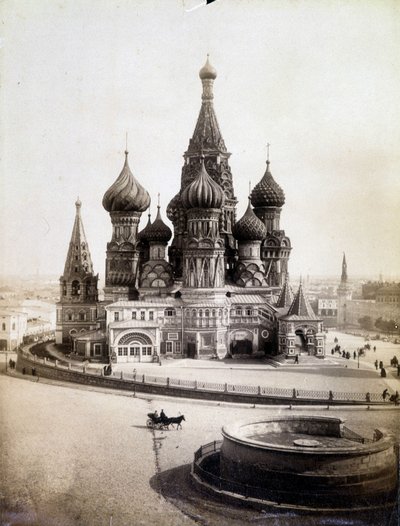 Udsigt over kirken St. Basil den Velsignede på den røde plads i Moskva. af Unknown photographer