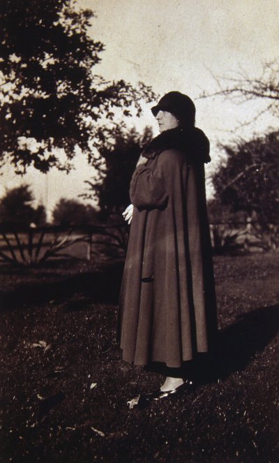 Vintage fotografi af en fransk kvinde i hat og frakke, ca. 1920 (s/h foto) af Unknown photographer