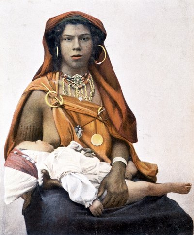 Ung berberkvinde, der ammer en baby. 1800-tallets fotografering. af Unknown photographer
