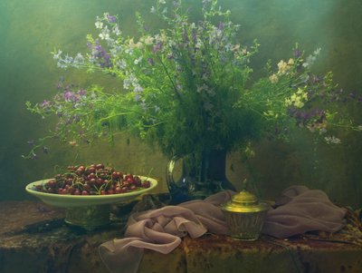 Mørkt blomster- og kirsebærstilleben af UstinaGreen