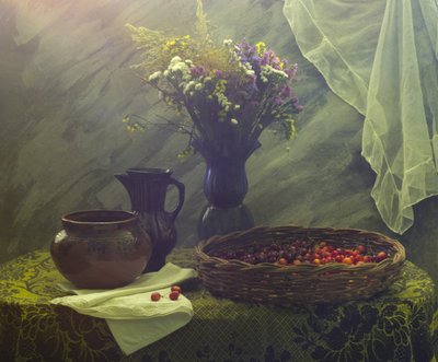 Stemningsfuldt blomster- og kirsebærmotiv af UstinaGreen