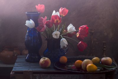 Stilleben med stemningsfulde tulipaner af UstinaGreen