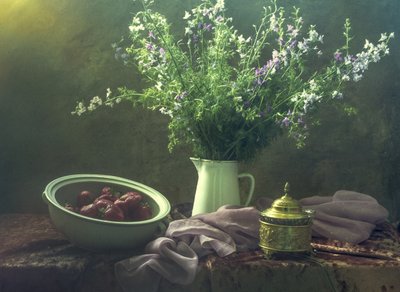 Vilde blomster og jordbær af UstinaGreen