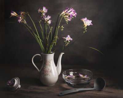 Stilleben med lilla freesia af Vadim Kulinsky