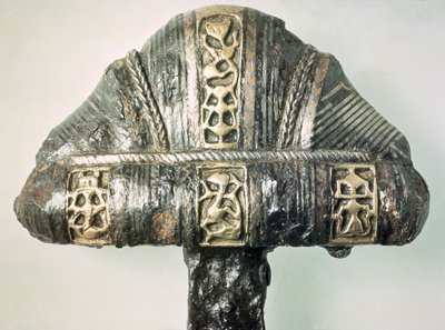 Detalje af et sværdgreb med stemplet dekoration (messing og jern) af Viking