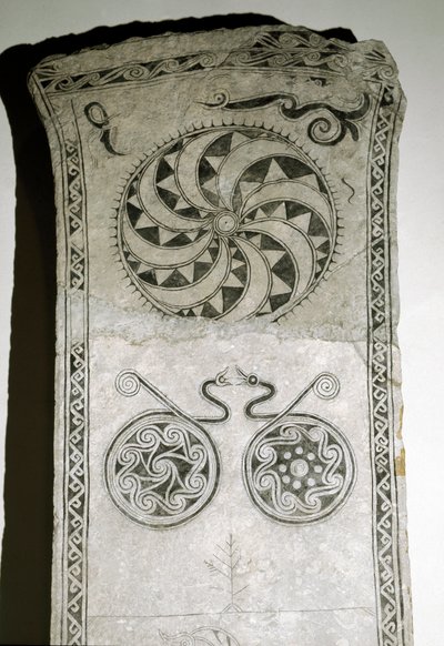 Runesten med solsymbol, 7.-8. århundrede af Viking