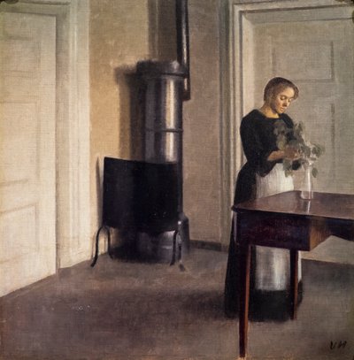 Interiør med en kvinde, der arrangerer blomster i en vase af Vilhelm Hammershoi