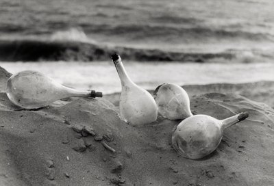 "Flasker på stranden" af Vincenzo Balocchi