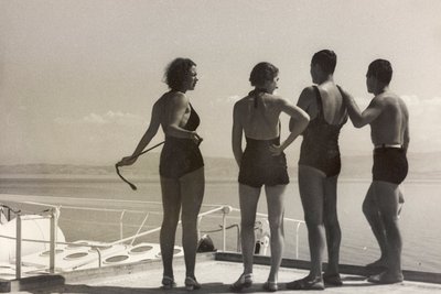 Passagerer om bord på Oceania, fra albummet "At the Edge of Oceania 28th July to 10th August 1935". af Vincenzo Balocchi