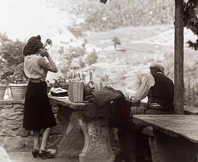 Mennesker under en picnic, ca. 1955-60 (s/h-foto) af Vincenzo Balocchi