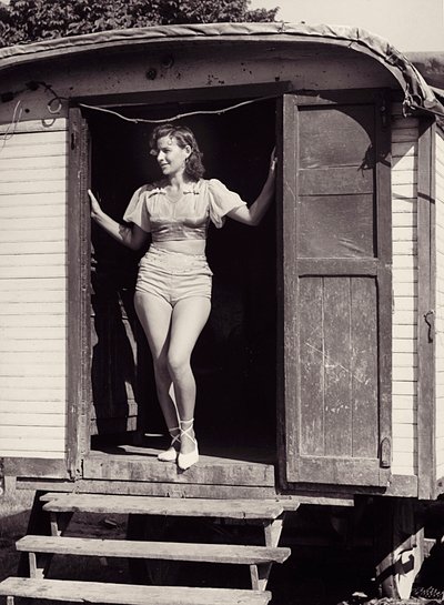 Ung kvinde på en cirkusvogn, ca. 1960 (s/h-foto) af Vincenzo Balocchi