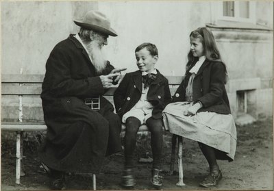 Leo Tolstoy med børnebørnene Leo og Sofia, 1909 af Vladimir Grigorievich Chertkov