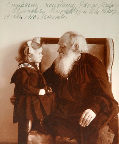 Den russiske forfatter Leo Tolstoj med sit barnebarn Tatiana, Yasnaya Polyana, Rusland, c1910. af Vladimir Grigorievich Chertkov