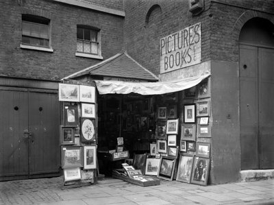 Indrammede billeder vist uden for en brugt bog- og billedbutik, London, 1933. af WA Clark