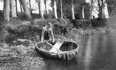 Lancering af et korakel på floden Boyne, County Meath, Irland, 1924-1926 af WA Green
