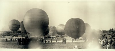 Varmluftsballoner på en mark i South St. Louis klar til opsendelse; man er allerede på himlen i det fjerne af W.C. Persons