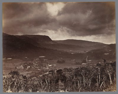 Udsigt over Nuwara Eliya set fra Oliphant Estate, Ceylon af W.L.H. Skeen and Co.