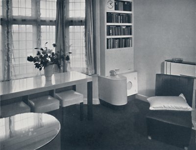 Renovart Ltd: En et-værelses lejlighed med en nyttig hjørneindretning, som inkluderer et elektrisk ur monteret bl.a af W. Dennis Moss