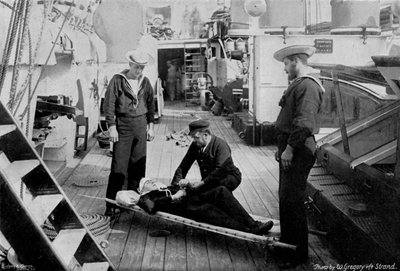Ambulance drill on board the cruiser HMS Tartar, 1896.dani af W Gregory