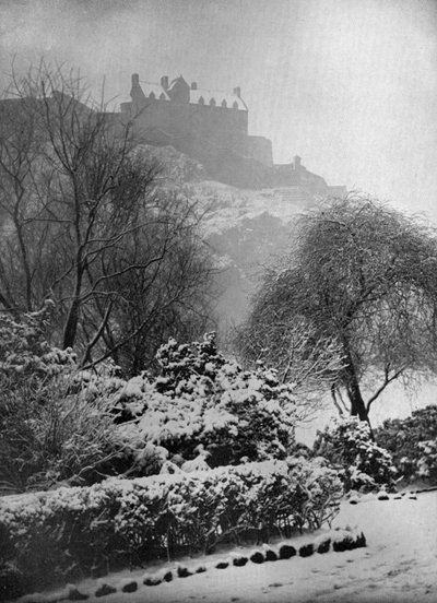 Edinburgh Castle i sneen, fra Princes Street Gardens, Skotland, 1924-1926. af W. Reid
