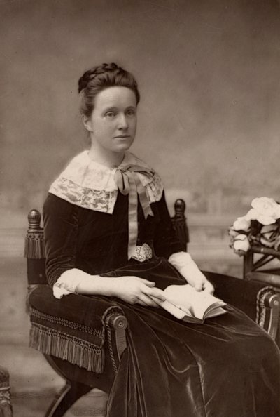 ""Millicent Fawcett (født Garrett - 1947-1929) engelsk feminist, i 50 år leder af bevægelsen for kvinders valgret. Søster til den kvindelige pionerlæge Elizabeth Garrett Anderson; hustru til Henry Fawcett, den blinde radikale politiker (woodburytype af W. and D. (after) Downey