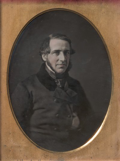 Midaldrende mand med skæg med hagerem, håndgemt inde i jakke med knapper, 1840