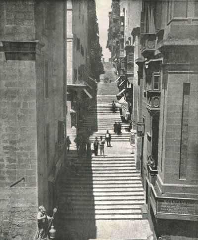 En stejl gade i Valletta, Malta, 1895. af W and S Ltd