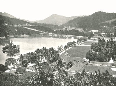 Udsigt fra Lady Hortons Walk, Kandy, Ceylon, 1895. af W and S Ltd