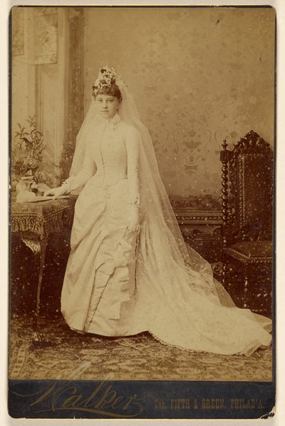 [Uidentificeret kvinde i brudekjole, stående]. af Walker