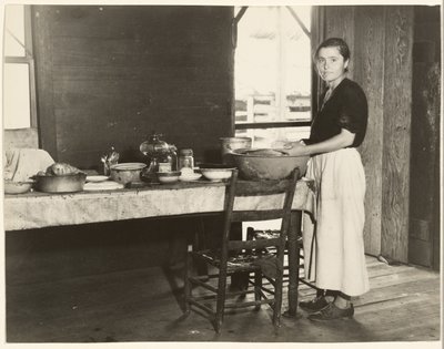 [Elizabeth Tengle ved køkkenbordet]/[Paralee Ricketts arbejder i køkkenet]. af Walker Evans