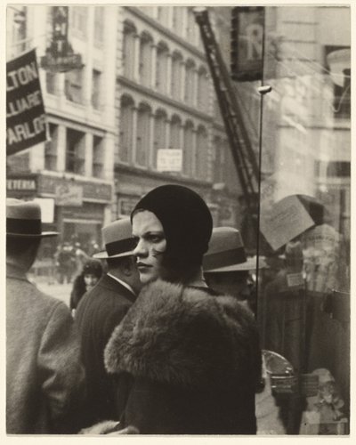Pige i Fulton Street, New York af Walker Evans