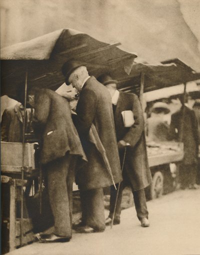 På en af bogboderne på Farringdon Road Market, c1935. af Walter Benington