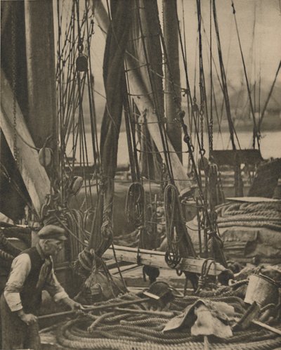 Ved foden af masten på en Thames pram, c1935. af Walter Benington