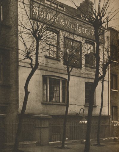 Ved tegnet med den gamle klokke i St. Brides kirkegård, c1935. af Walter Benington