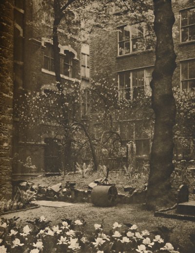 Den tomme kirkegård af hvad der var all hallows-farvning, c1935. af Walter Benington