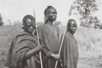 Kikuyus fra Britisk Østafrika (s/h-foto) af Walter Mittelholzer