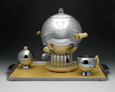 Kaffeurne, "Coronet Pattern", Model nr. 90121, fremstillet af Chase Brass & Copper Co. Inc. af Walter von Nessen