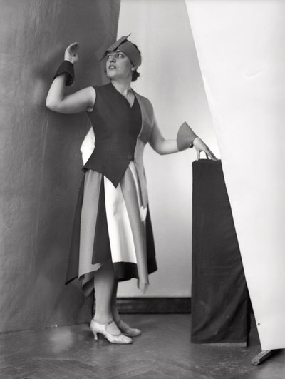 Portræt af Anita Pittoni i en kjole designet af maleren Marcello Clarion, ca. 1930 (s/h-foto) af Wanda Wulz