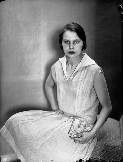 Portræt af Marion Wulz med en kjole af Anita Pittoni, ca. 1930 (s/h-foto) af Wanda Wulz