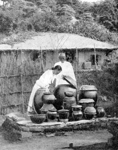 Hvidklædte indbyggere i Korea, 1936. af Wide World Photos
