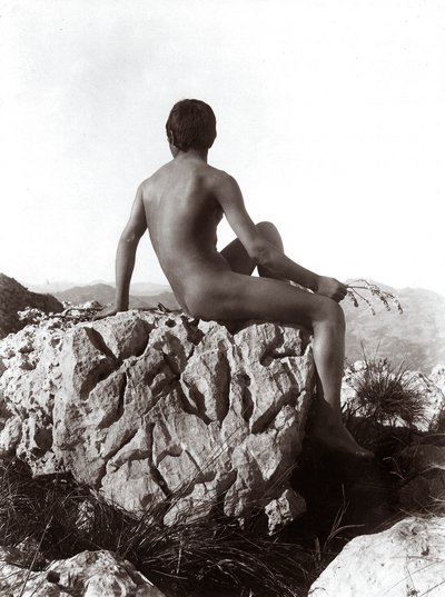 Ung mand poserer på en klippe af Wilhelm Baron von Gloeden