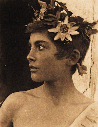 Studie af en siciliansk dreng med passionsblomster i håret, Sicilien, ca. 1899 (foto) af Baron Wilhelm von Gloeden