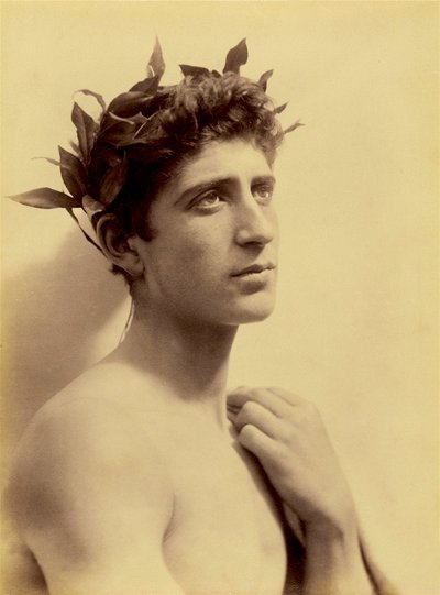 Studie af en dreng iført en krans, Sicilien, C.1898 (sepiafoto) af Baron Wilhelm von Gloeden