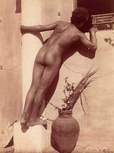 studie af en dreng, der kigger gennem et vindue, ca. 1900 af Baron Wilhelm von Gloeden