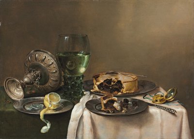 Pronk stilleben, med en roemer, en opadvendt sølvtazza, en halvskrællet citron på en tintallerken, med en tærte, et ur og en kniv, 1631 af Willem Claesz. Heda