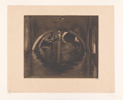 Udsigt under en bro med to robåde Under broen, Venedig (original titel) af Willem Witsen (signed by artist)