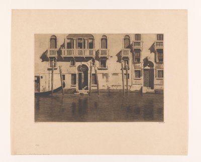 Udsigt over facader og pullerter langs Canal Grande i Venedig Huse med seks pullerter, Venedig (original titel) af Willem Witsen (signed by artist)