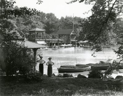 Central Park Boat House, ca. 1910-21 af William Davis Hassler