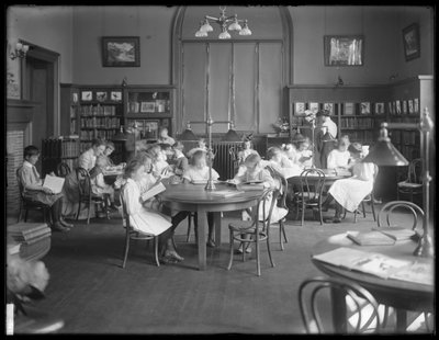 Børn læser i læsesalen i en uidentificeret afdeling af Queens Borough Public Library, ca. 1910 af William Davis Hassler